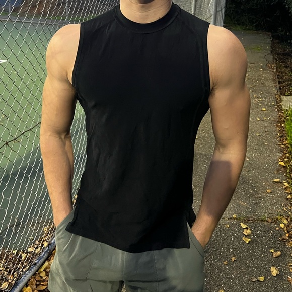 ALPHALETE MEN SLEEVELESS SPLIT END TANK TOP VEST T SHIRT ALL BLACK WORKOUT SPORT - Picture 12 of 16